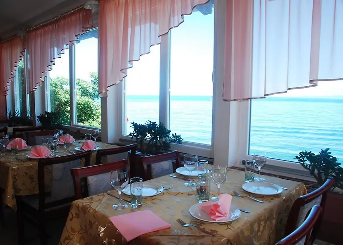 Hotel Fiesa Ξενοδοχείο 3*